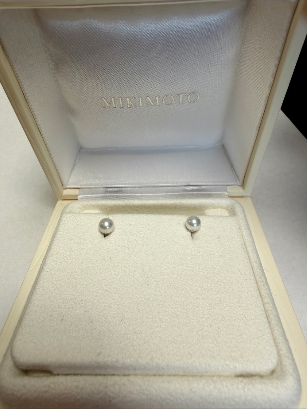 Pristine mikimoto white gold 18k pearl stud earrings in box